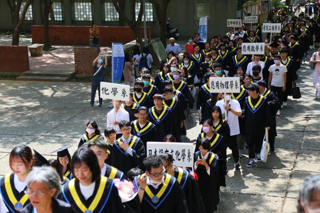 東海大學畢業典禮超過1400人參與，由師長們帶領全體畢業生進行校園巡禮。（圖/東海大學提供）