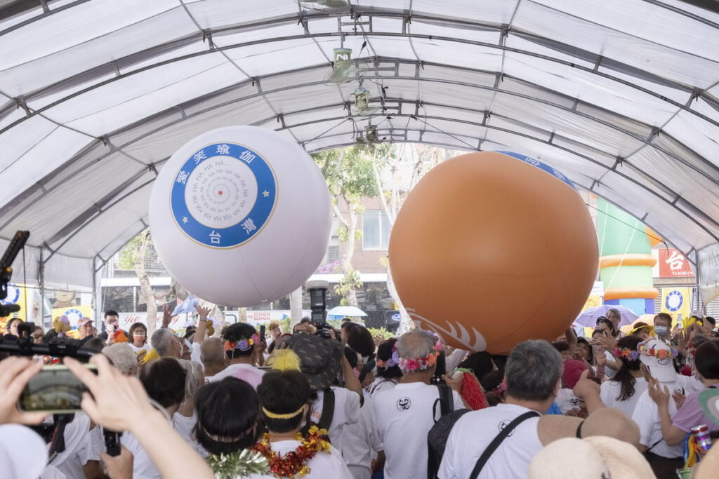 世界愛笑日現場的傳大球活動，讓許多長者也跟著動起來推球