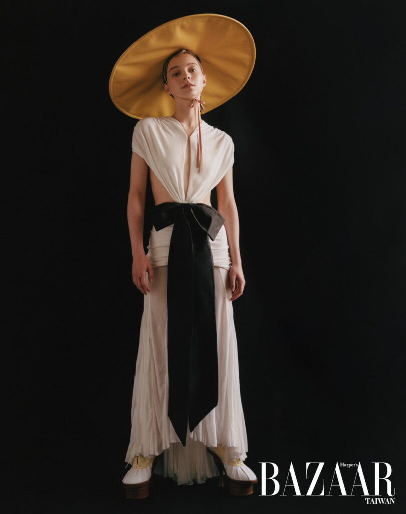 洋裝，Loewe；帽子，Amorphose；鞋子，Thom Browne。(照片轉載自「《Harper’s BAZAAR》國際中文版」)