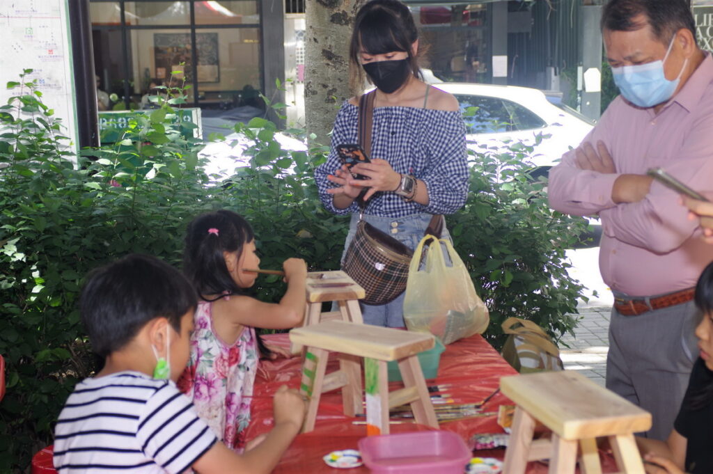 2023文昌家具生活節再度推出深受歡迎的「親子板凳彩繪DIY」