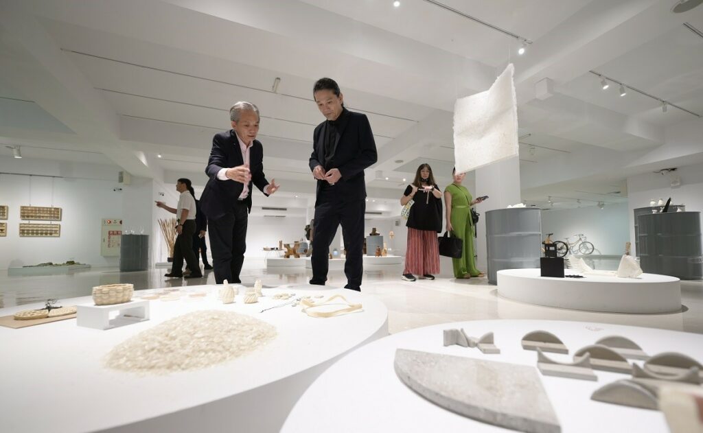 雙方簽署儀式後,張仁吉主任特別為貴賓導覽工藝文化園區。畫面是向臺北藝術大學校長陳愷璜介紹「工藝合創實驗場」展覽內容。(圖/工藝中心提供)