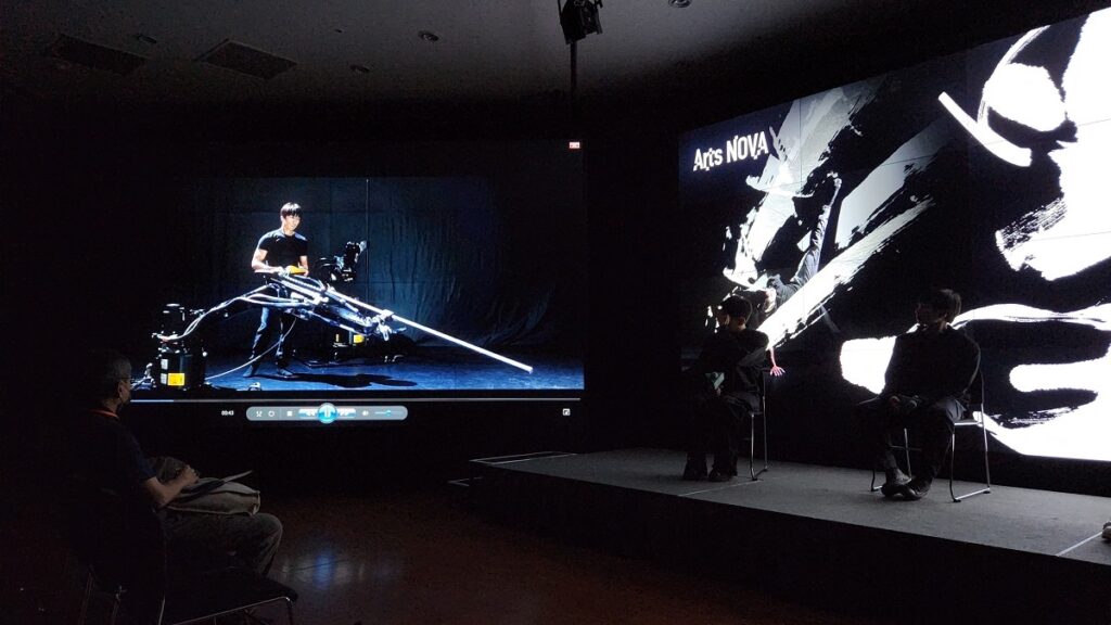 歌劇院舉行2023 NTT Arts NOVA黃翊工作室＋《墨》記者會，影片畫面是黃翊設計的庫卡機器人將參與《墨》演出。（圖/陳惠玲攝影）