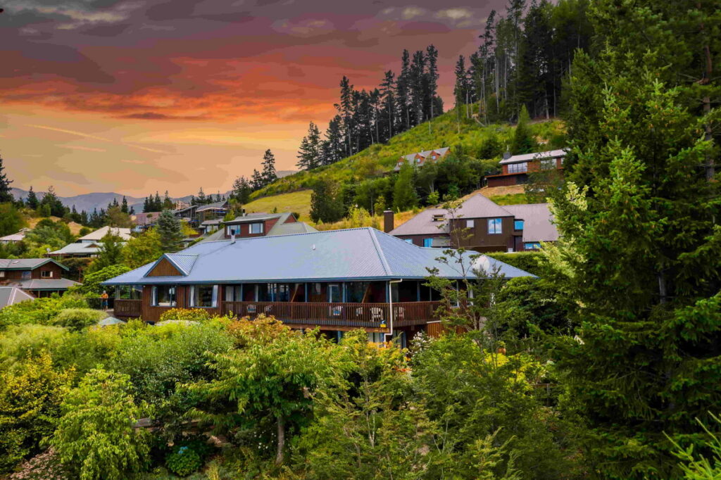 漢默溫泉「8 on Oregon Boutique Lodge」坐落在圓錐山山頂，距離溫泉池僅數步之遙，可欣賞城鎮的絕美景致。(圖片由Booking.com提供)