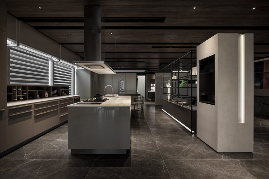 場景二_吧檯結合中島比擬豪宅廚房尺度，除了高櫃內擁有LEICHT最完整獨特的收納細節。
