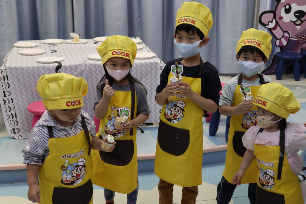 小朋友穿上旺仔廚師服，一起展現DIY廚藝成果。圖片來源：宜蘭食品提供