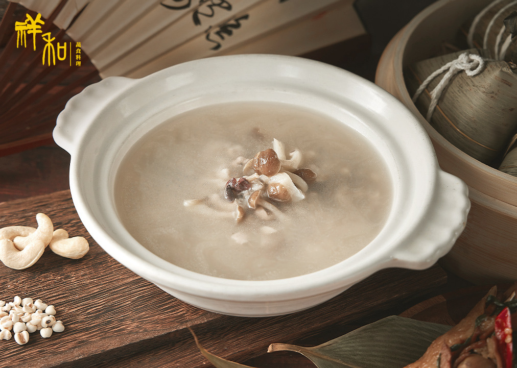 養身湯品【四神湯】,採用上等去芯蓮子,搭配芡實、茯苓等多種中藥材,再加入腰果,慢火熬煮6小時