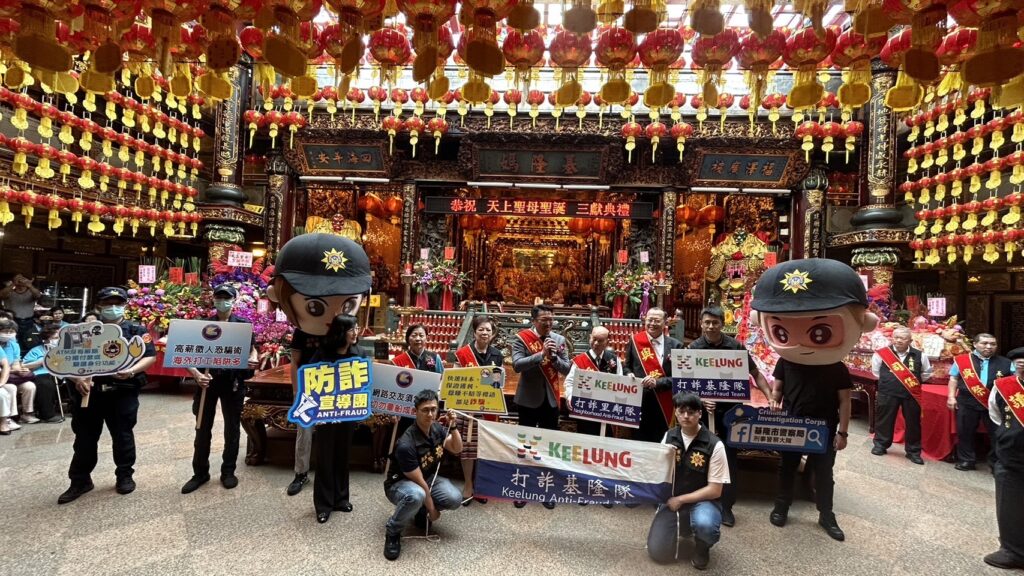 打詐宣導員警戴上刑警大頭娃娃,向民眾宣導「假投資」、「假網拍」、「假交友」
