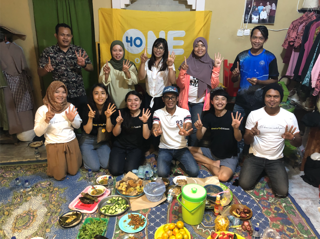 致力於移工教育的非營利組織 One-Forty 睽違三年，再度到印尼進行家訪，了解移工返鄉後的狀況。有人成為高中老師，繼續影響他人