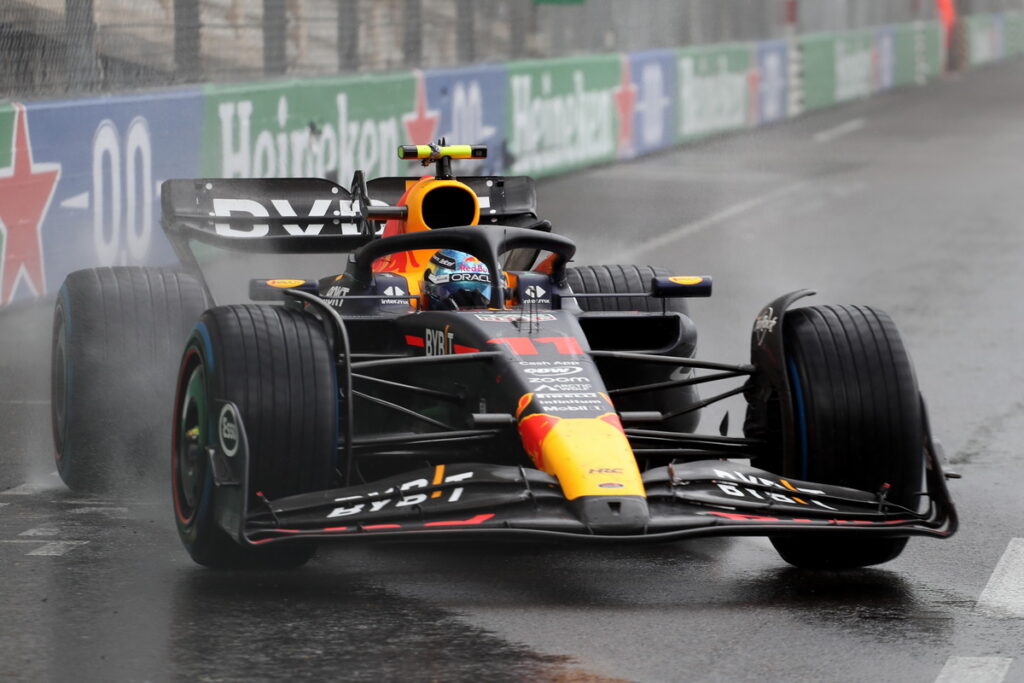 Red Bull車手Sergio Pérez因排位賽的撞車事故，導致正賽只能從後排出發，最後僅能以第16名完賽-