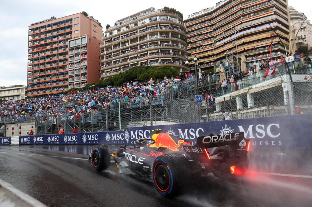 Red Bull車手Sergio Pérez因排位賽的撞車事故，導致正賽只能從後排出發，最後僅能以第16名完賽