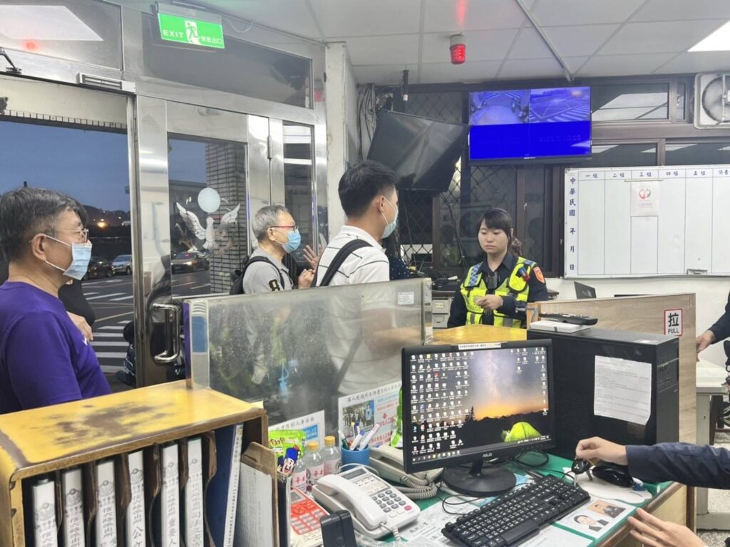 一名香港籍旅客葉姓男子不慎將皮夾遺落在計程車上，因證件及現金都在皮夾內，心急如焚之下趕忙請警方協助