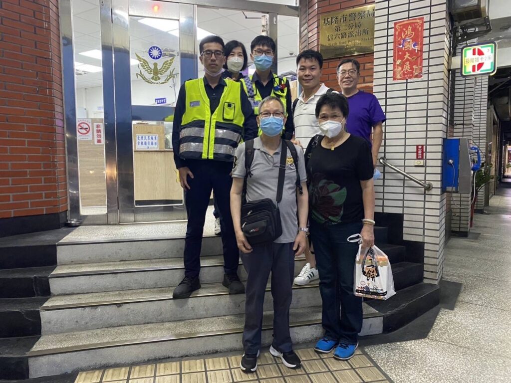 　警員宋東儒、張少謙、實務訓練生劉子郡調閱監視器影像後，一小時內找回