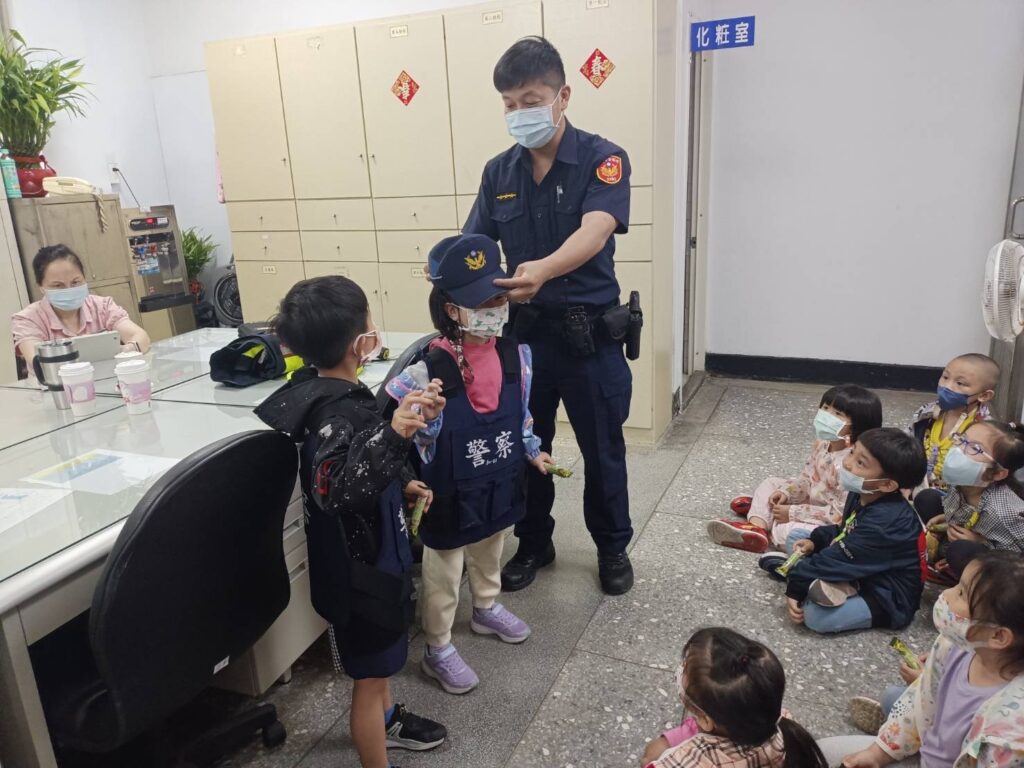 由所長陳志峰帶領派出所員警們對小朋友宣導相關法令