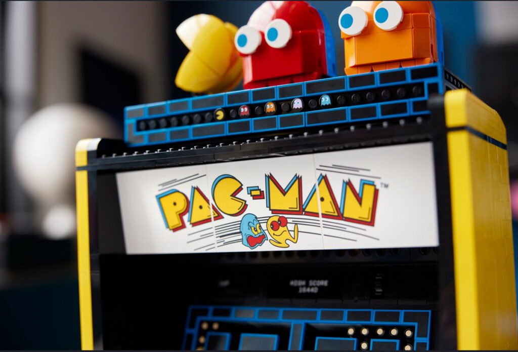 《PAC-MAN》上方可以自由展示會轉動的PAC-MAN、BLINKY 和 CLYDE 玩偶。