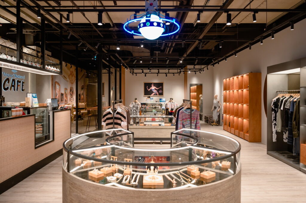 【Vivienne Westwood台中Lalaport店】全店以明亮、暖木質色調之展櫃陳列SS23新作，進門映入眼簾的即是展現經典與反叛標誌的土星logo燈，照耀正中央展櫃
