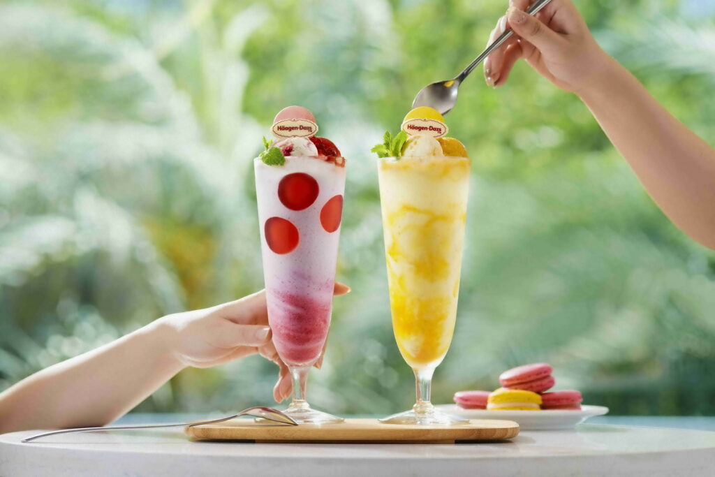 馬卡龍草莓覆盆子凍飲與芒果馬卡龍柚香檸檬凍飲完美詮釋夏日消暑的沁涼感！