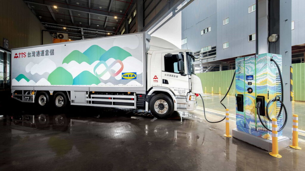 IKEA攜手台泥企業團旗下的台灣通運，引進全台第一輛電動大貨車，相對10.5噸的柴油車，使用26噸電動貨車將減少約18％的碳排放量。