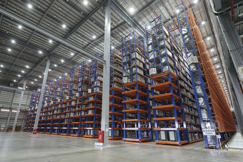 KEA台灣物流中心佔地約一萬八千坪，可容納9萬個儲存位，且擁有十九公尺高的貨架。