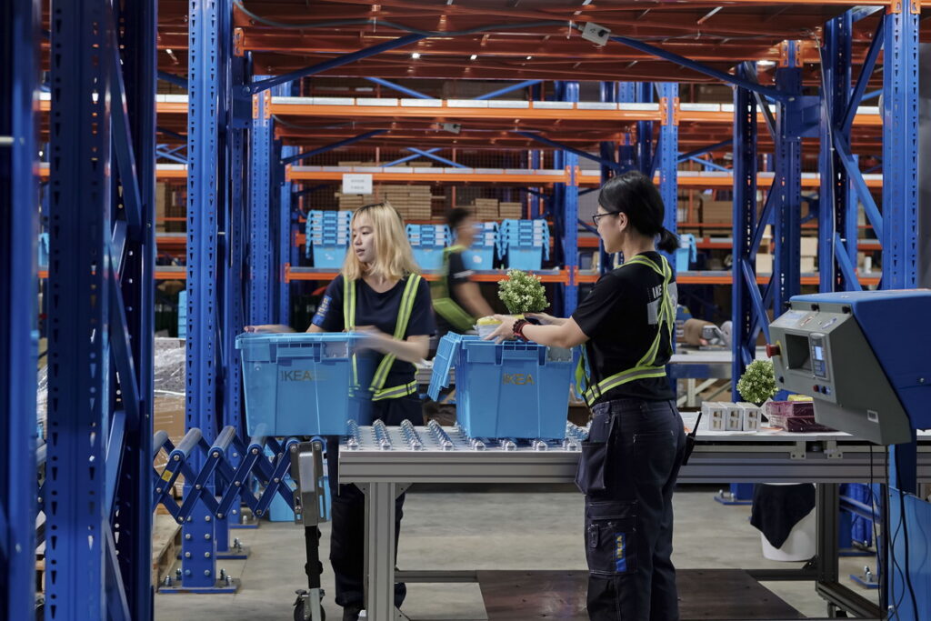 IKEA以環保物流箱取代一次性耗材，提供家飾品的運送服務，從小地方著手愛地球。