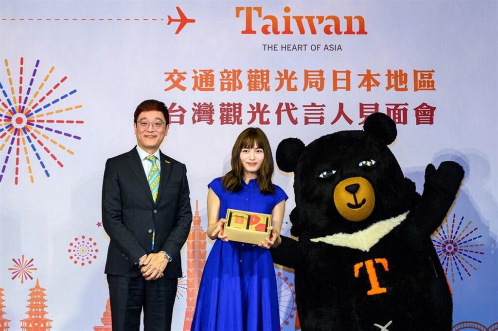 交通部觀光局日本地區台灣觀光代言人林副局長及喔熊合影