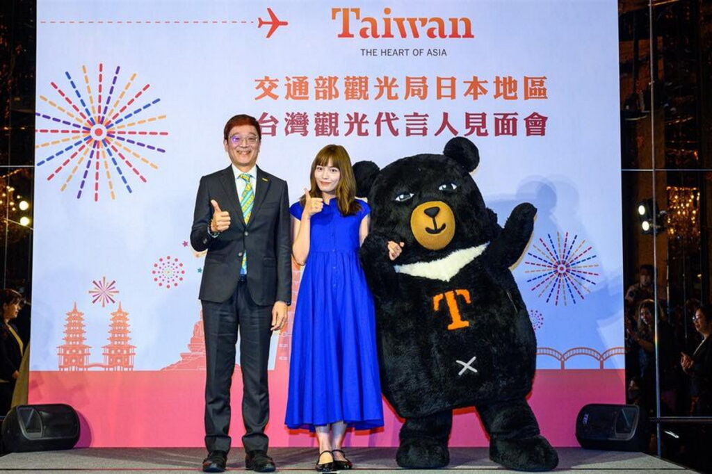 交通部觀光局日本地區台灣觀光代言人林副局長及喔熊合影 