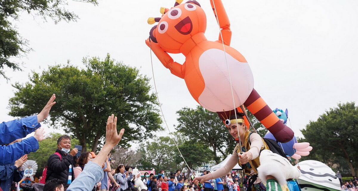 六福村新一季動物派對，首次加入繽紛外星獸一起遊行嗨翻全場。