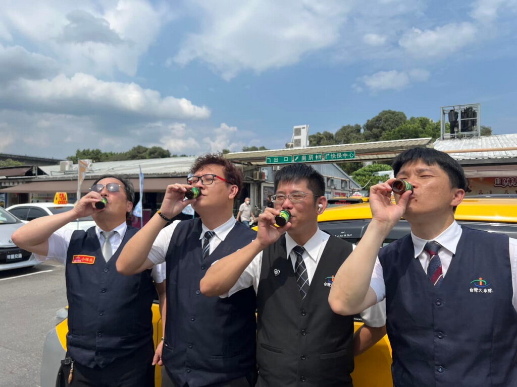 台灣大車隊一喝「白蘭氏雙認證鷄精2.0升級版」順展笑顏，為接下來的路程提神補體力！
