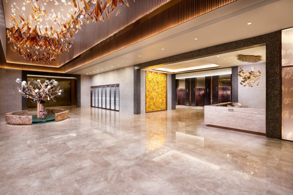 澳門葡京人設有全球首家歐舒丹 L’OCCITANE主題住宿客房，以其品牌發源地「南法普羅旺斯」為設計概念的主題房間