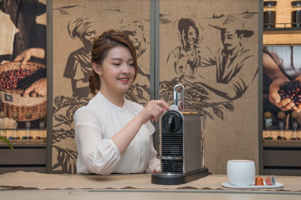 Nespresso首席咖啡品牌大使陳思嘉說明「完美手沖咖啡」的必要條件，也分享萃取手沖咖啡的小技巧