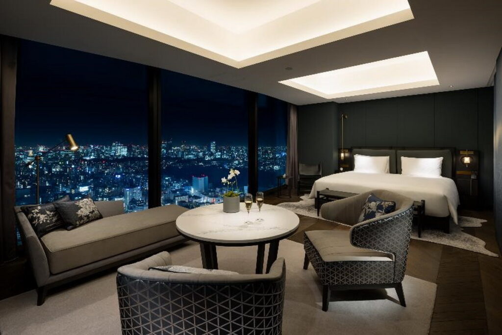 「BELLUSTAR TOKYO」的Junior Corner Suite Twin客房，可從寬廣的落地窗俯瞰大片東京美景。（© Pan Pacific Hotels Group