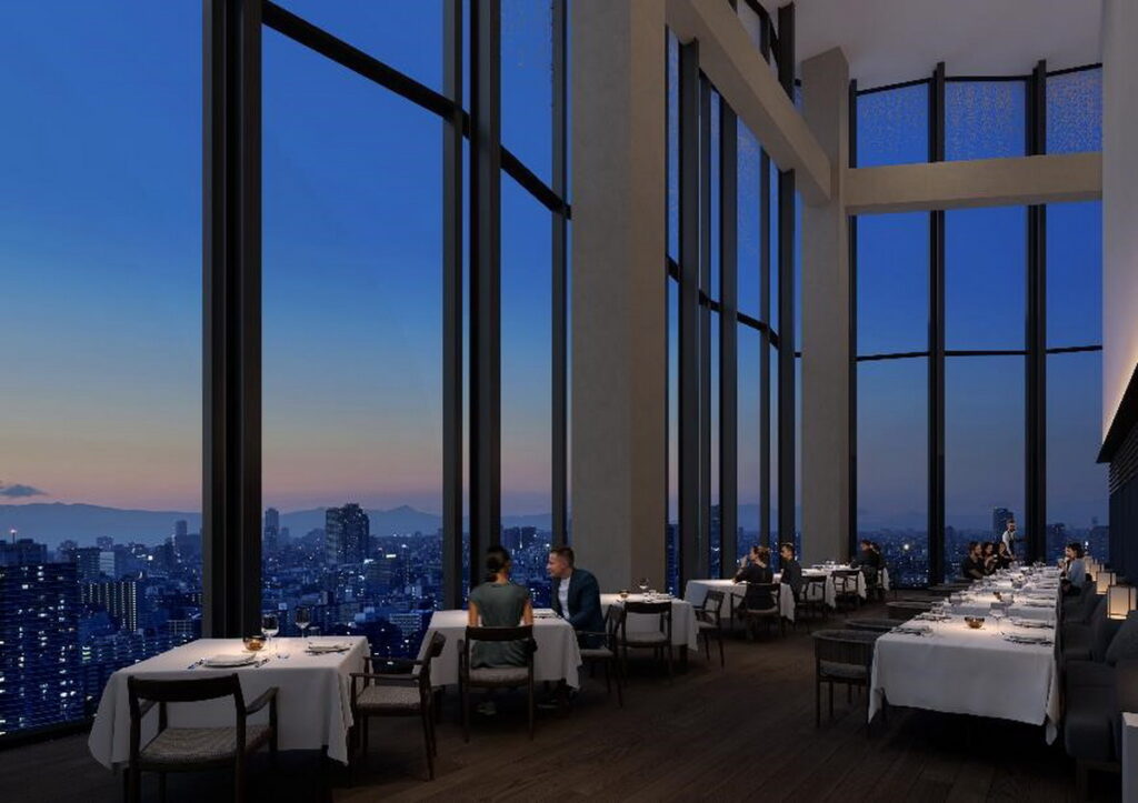 位於「BELLUSTAR TOKYO」45樓的餐廳「Restaurant Bellustar」坐擁挑高3層樓的壯觀景觀，能在此飽嘗以日本各地的講究食材烹製的時尚法式料理。（© Pan Pacific Hotels Group）