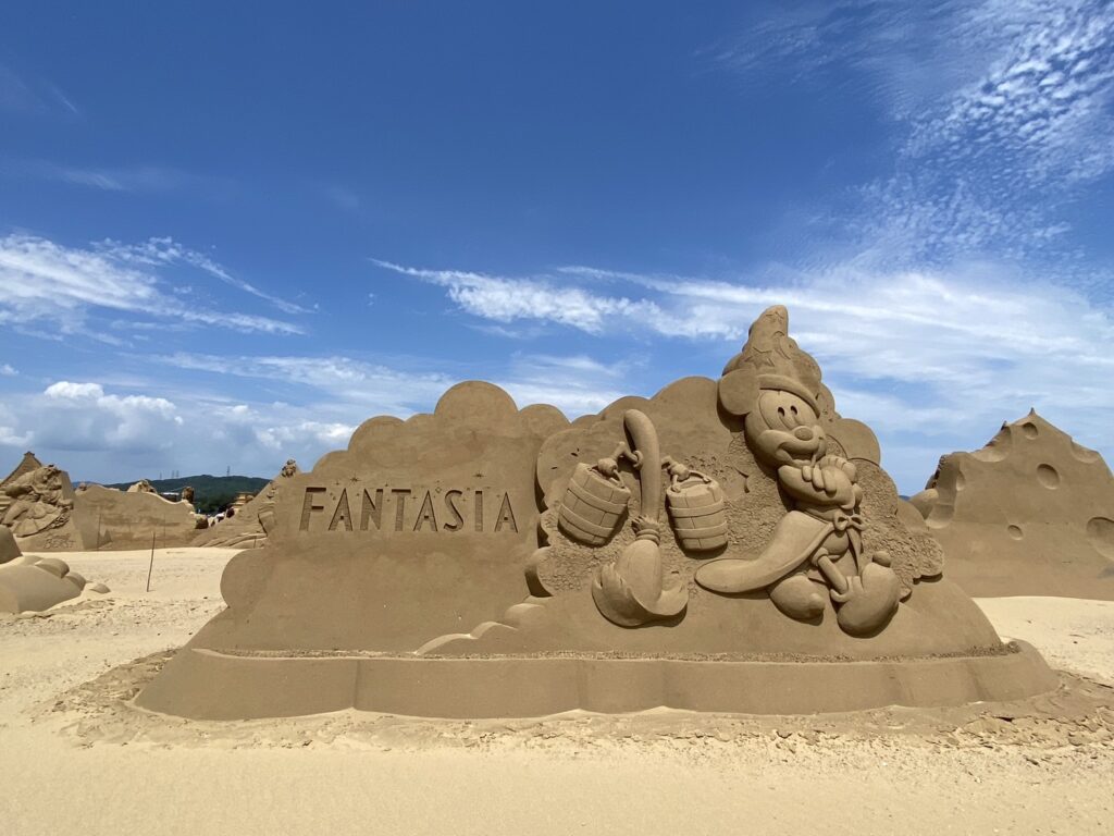 福隆沙灘上已經出現迪士尼當家明星米奇的經典動畫電影「Fantasia幻想曲」沙雕（圖／翻攝福容大飯店 福隆）