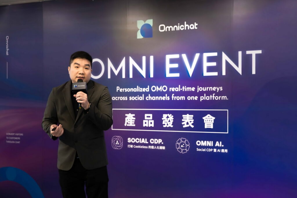 Omnichat 創辦人暨執行長陳正達展示AI新產品。目標是成為亞太區MarTech龍頭，並成為亞洲第一家估值達百億美金的 SaaS軟體服務商公司。_ 圖片來源：Omnichat 提供