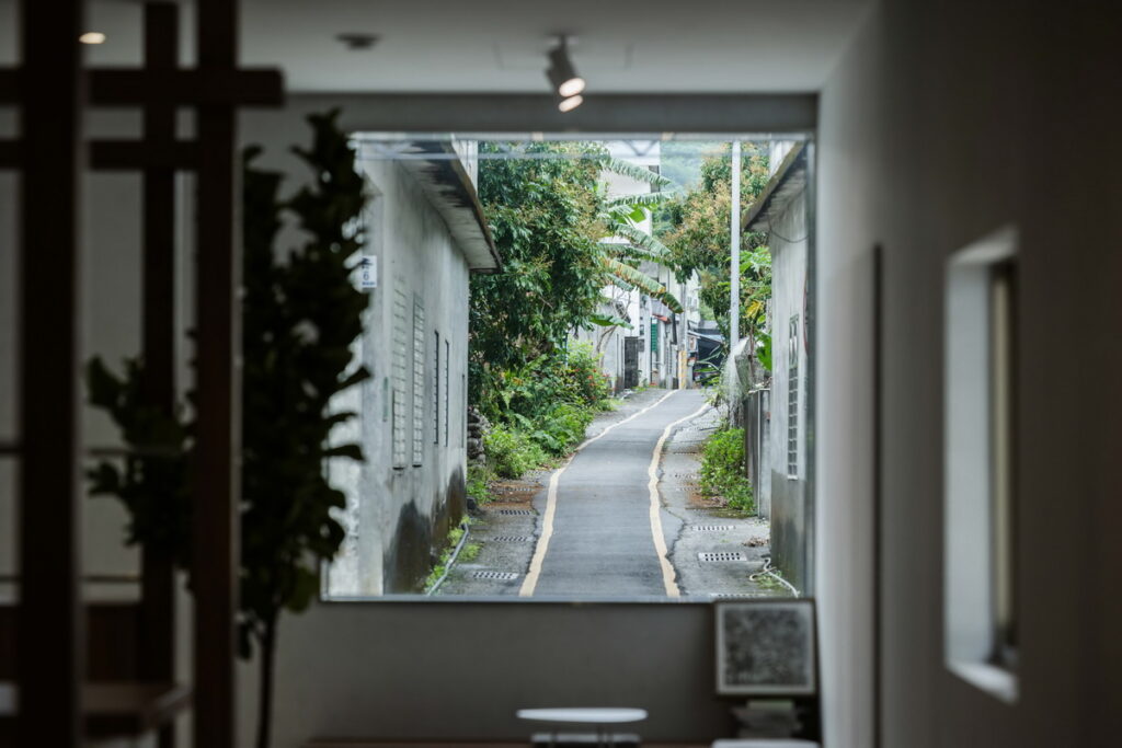 浪速計劃Naniwa House 1 內一扇看得見社區的窗景，在空間裡建構山與海的語彙，隨時映照自然。