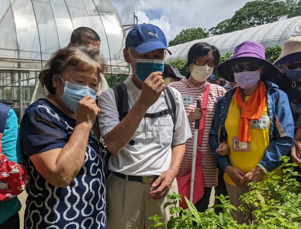 在伊甸基金會的規劃與草莓學校園方的協助下，特別為視障朋友增加觸摸與聞的導覽方式，認識香草植物的作用(伊甸提供) 