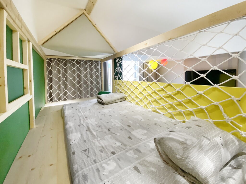 床鋪旁有個隱藏小空間，以及上方的床鋪空間，都可作為小男孩的秘密基地。