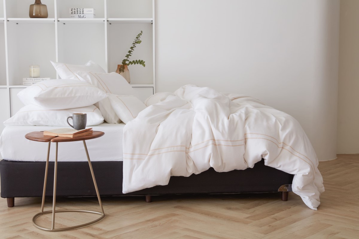 庫斯科天絲亞麻刺繡床寢，清爽色系更顯沉穩恬靜。圖／HOLA提供