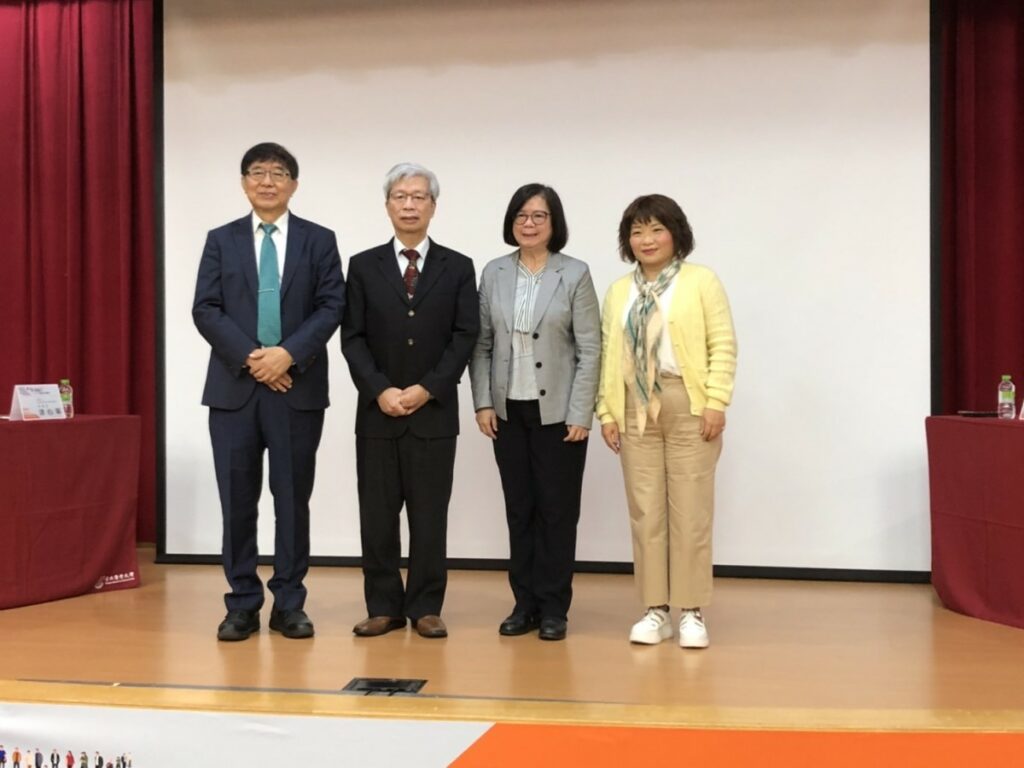 李伯璋帶領臺北醫學大學團隊舉辦長照論壇。
