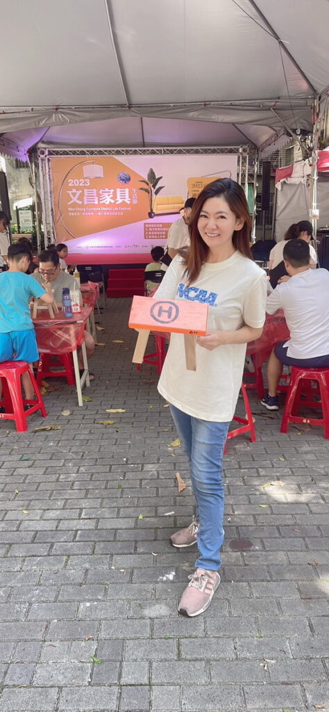 東森財經新聞台記者劉盈盈前來參加板凳彩繪DIY