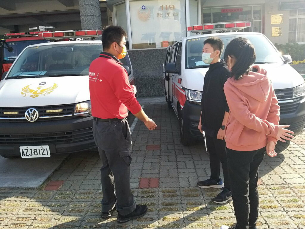 林宥余和蕭聿淇同學前往消防局進行測試