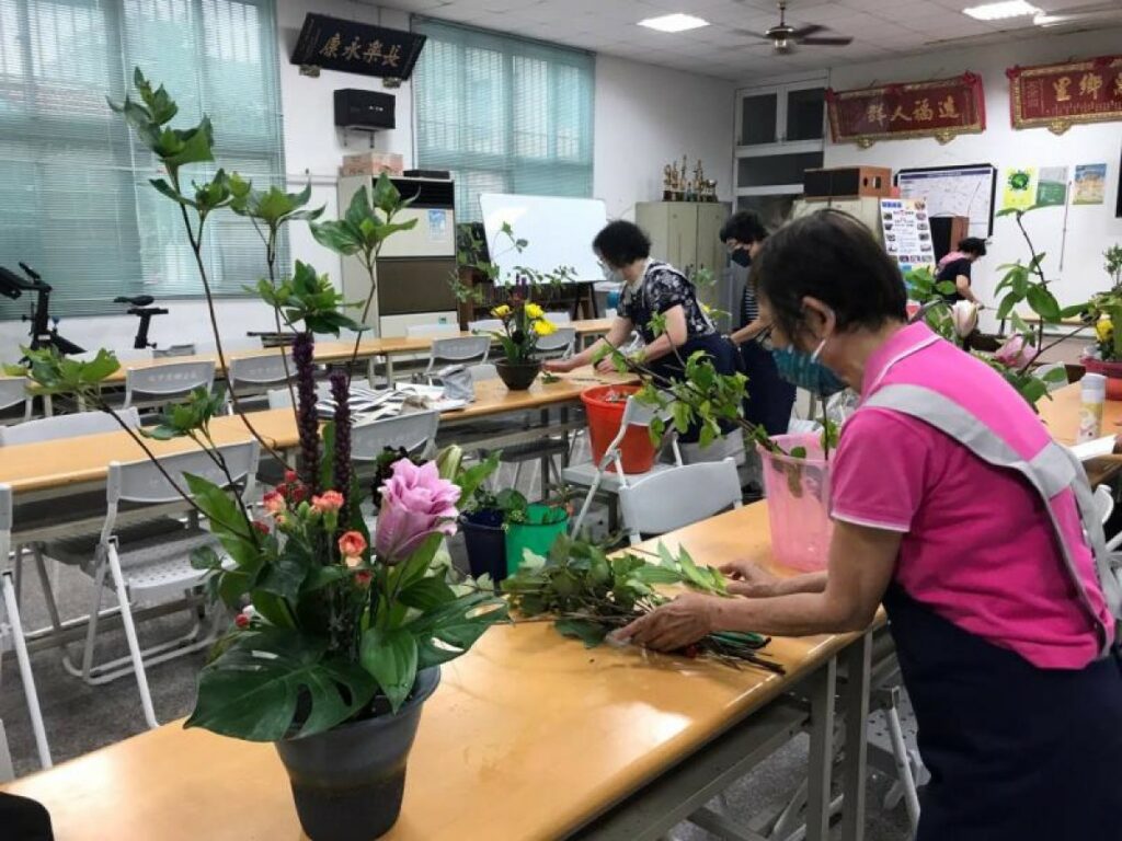為迎接5／6花藝展到來，台南六甲地區鄉里朋友大動員，齊心一同規劃展覽。