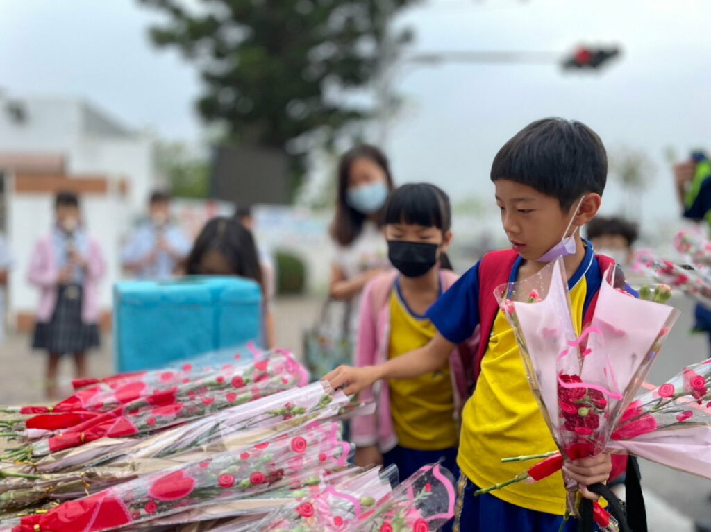 用花讓孩子圓夢，育人國小收成康乃馨幫助學生前進韓國 