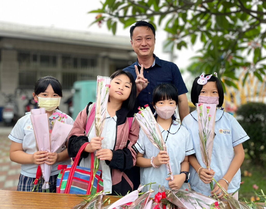 用花讓孩子圓夢，育人國小收成康乃馨幫助學生前進韓國