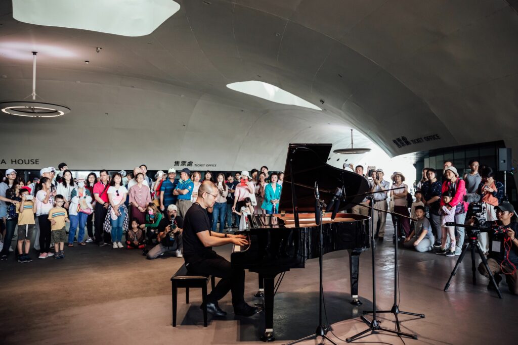 衛武營榕樹廣場公共鋼琴於2019年啟用（圖片提供／衛武營國家藝術文化中心）