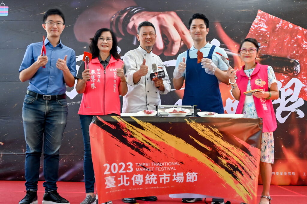 蔣萬安市長(中)、侯漢廷議員(左一)、秦慧珠議員(左二)、阿發師(左三)、郭昭巖議員(左一)於現場烘烤肉乾，邀請民眾來到圓山花博廣場參與2023臺北傳統市場節。