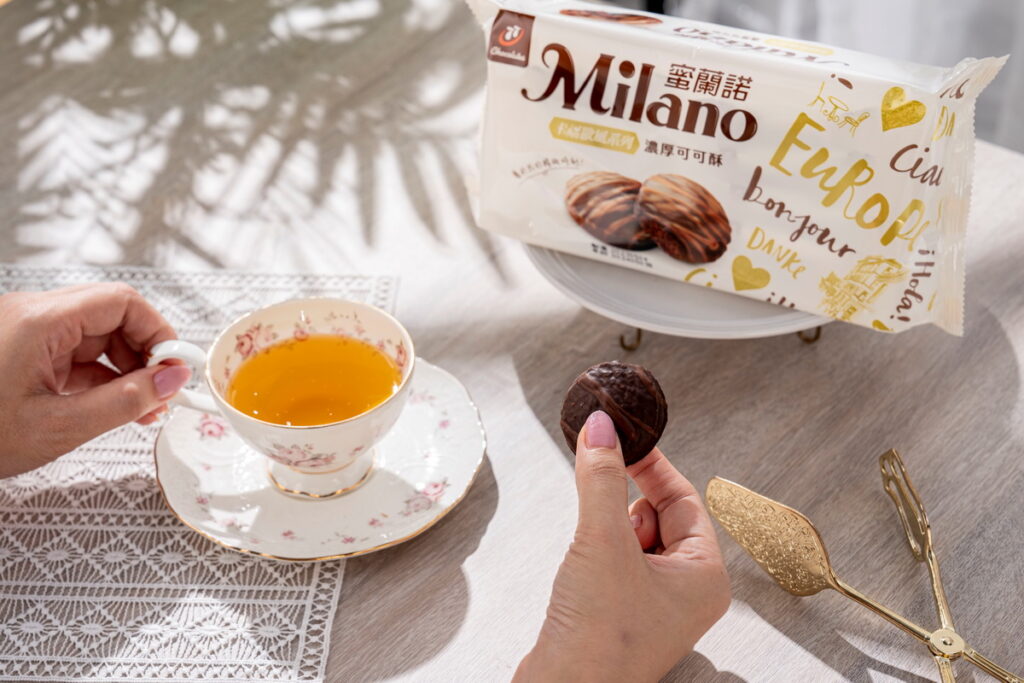 蜜蘭諾餅乾搭配歐式花茶，想要神遊歐洲露天咖啡座的悠閒意境，隨時都能出發。（宏亞食品提供）