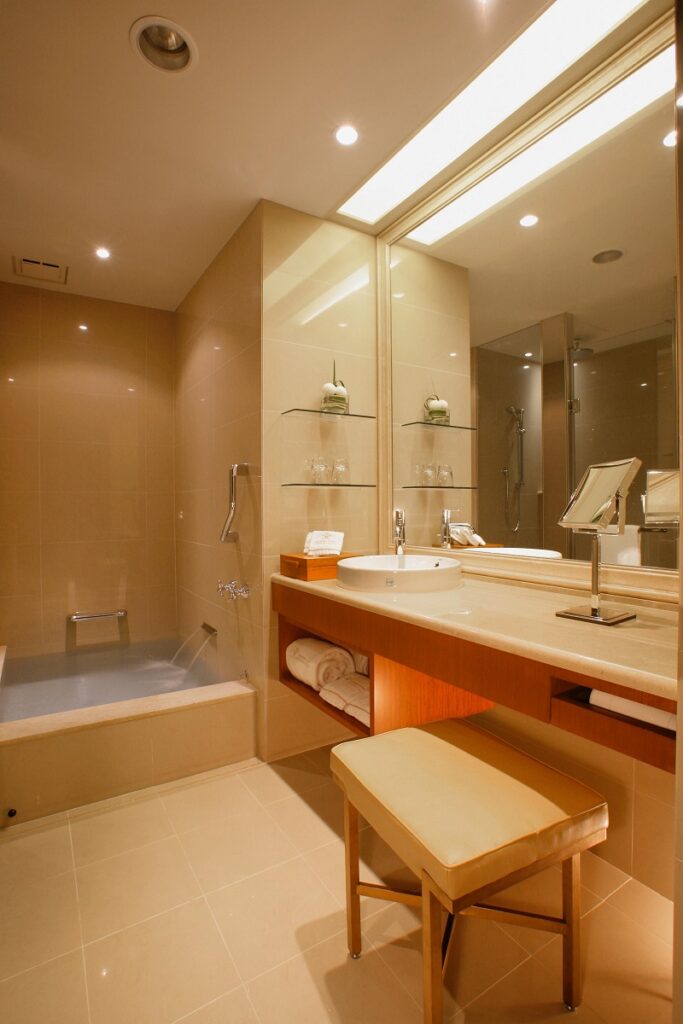 酒店內每間客房浴室皆豪華寬敞，並設有降板浴缸，讓消費者能在北市中心微度假。限量升等景寓客房，再贈翌日銀柏廳早餐。（圖／神旺商務酒店提供）