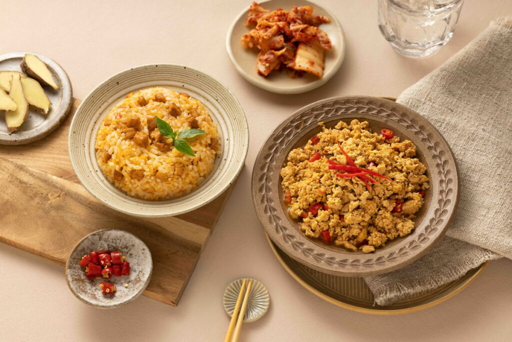 里仁和Chao炒炒蔬食推出「找不到臭豆腐」及「泡菜天貝炒飯」料理包，採用友善食材、減少添加物，吃得健康也響應減碳永續。