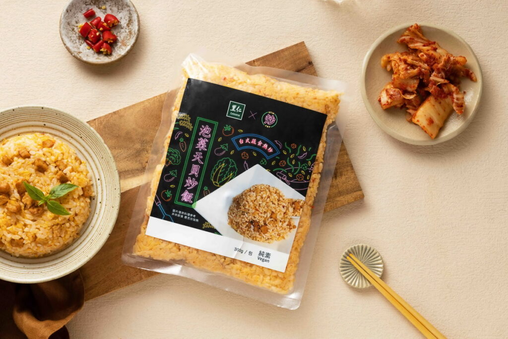 里仁與Chao炒炒蔬食聯名推出符合永續概念的「泡菜天貝炒飯」料理包。 
