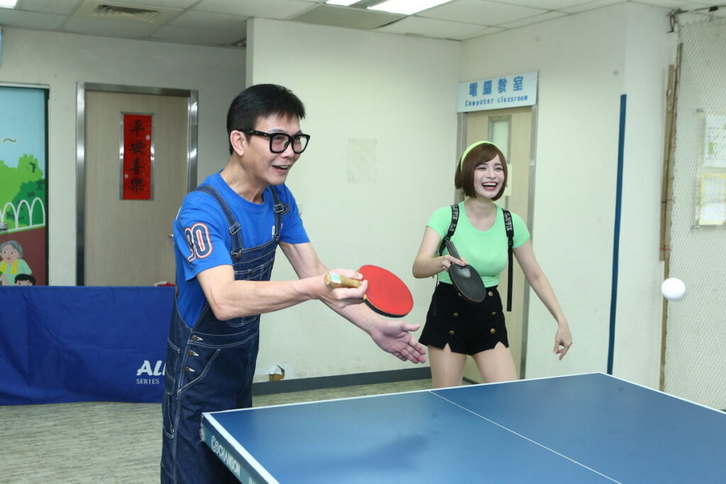 錢小豪與郭鬼鬼們一起打乒乓球